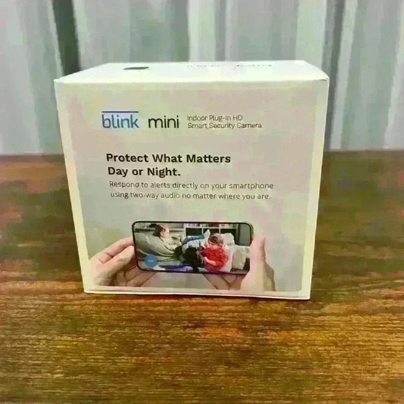 New Blink Mini Indoor Plug-In Smart Security Camera Day & Night Two-Way White - Picture 2 of 7